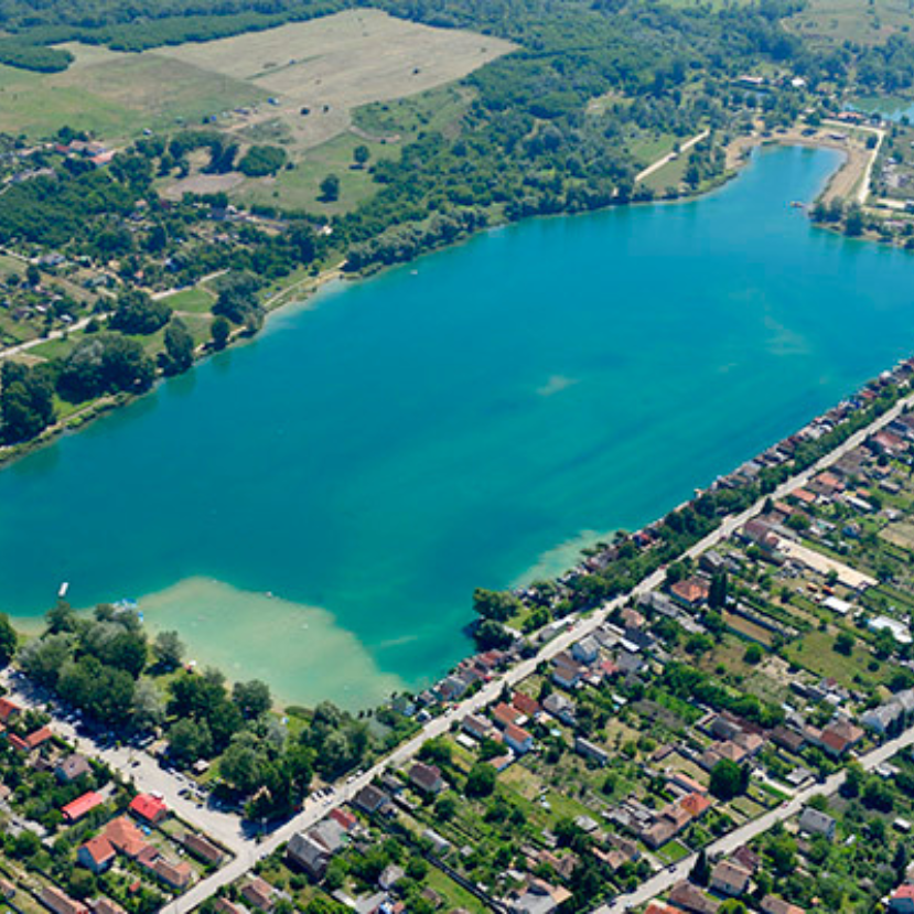 Palatinus-tó – Gyönyörű, tiszta vizű strand Budapesttől 40 km-re