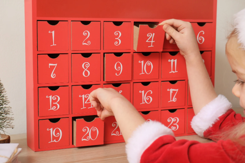 fából készített adventi naptár