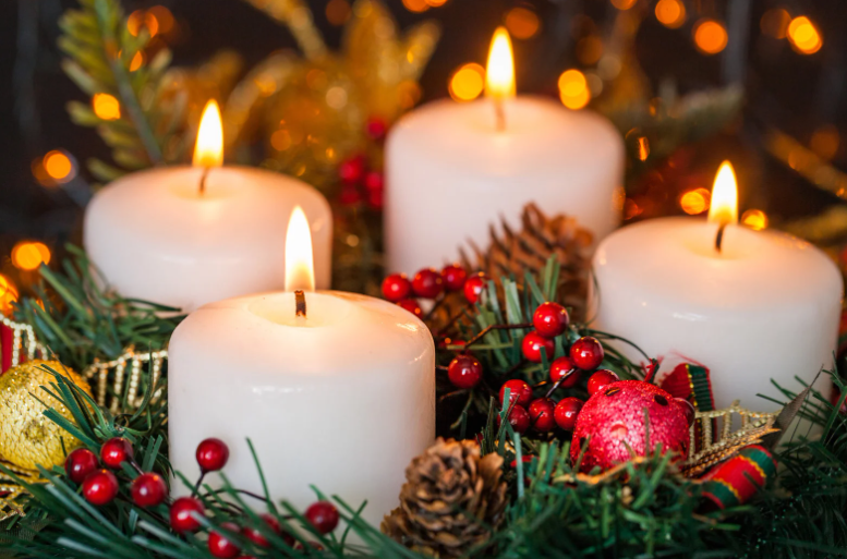 adventi koszorú, négy égő gyertyával 
