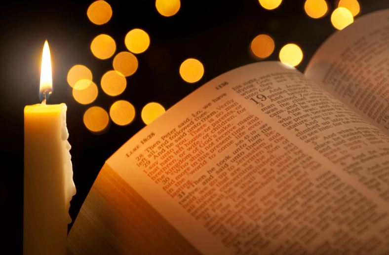 Biblia és egy gyertya