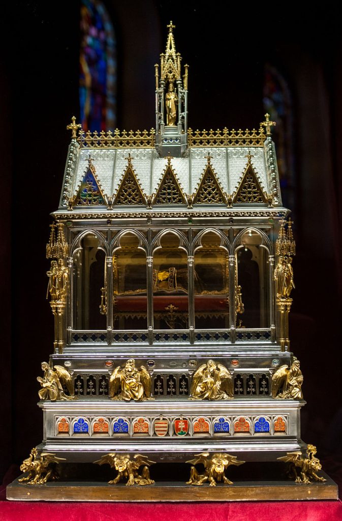 A Szent Jobb díszes ereklyetartóban