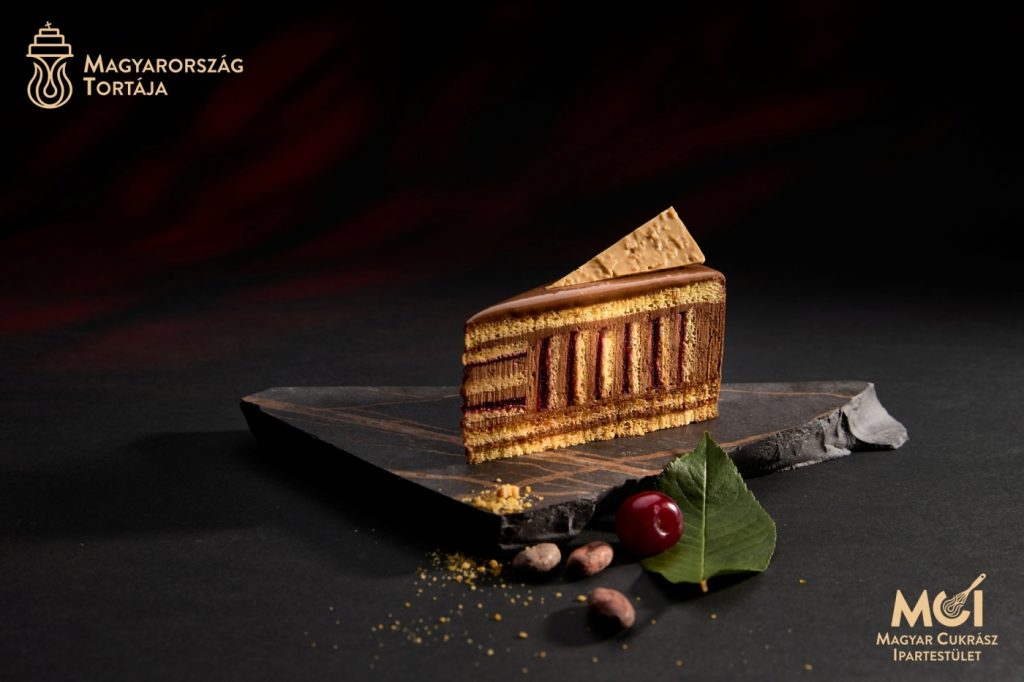 egy szelet csokoládés-meggyes torta 