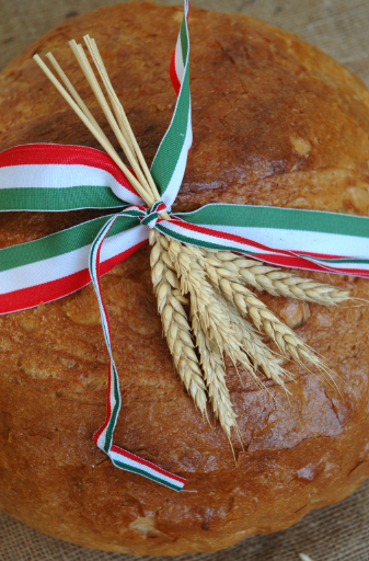 nemzeti színű szalaggal átkötött kenyér