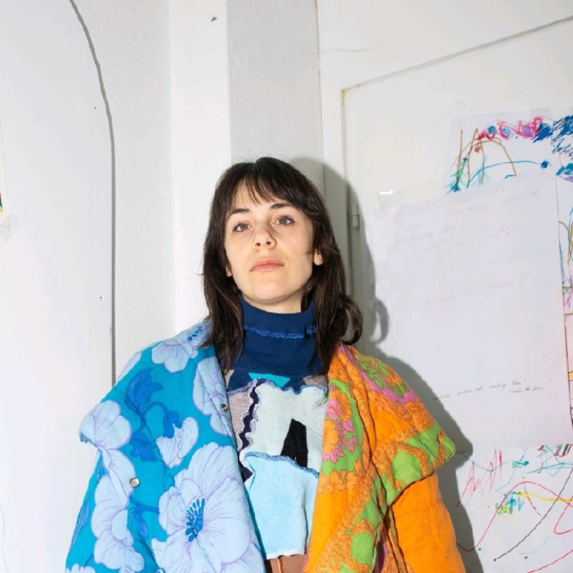 Merész ruhák könnyebb lábnyommal – Interjú