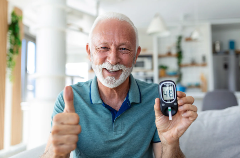 egy férfi cukormérővel