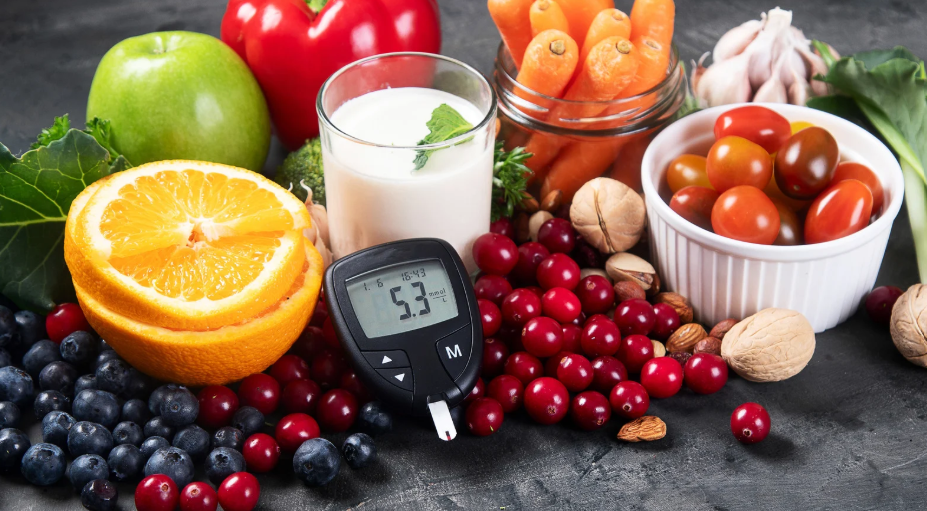zöldségek, gyümölcsök, egy pohár tej és egy vércukormérő