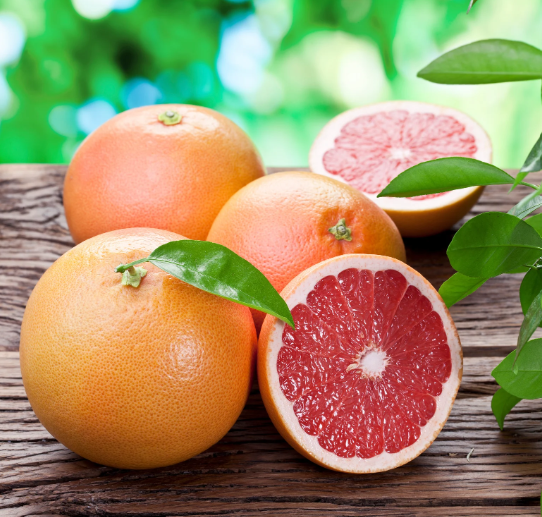 3 grapefruit és két félbe vágott grapefruit