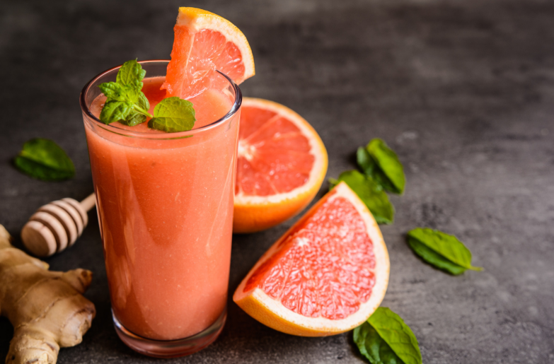 egy pohár grapefruit lé és két cikk grapefruit