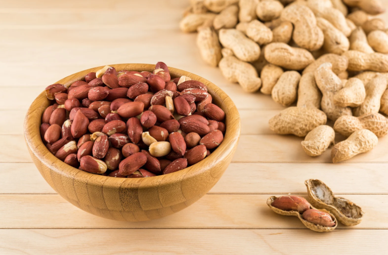 egy tál földimogyoró és sok héjas földimogyoró