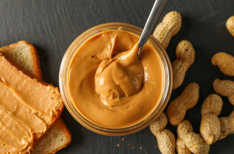 1 üveg mogyoróvak, földimogyoró szemek, két szelet kenyér