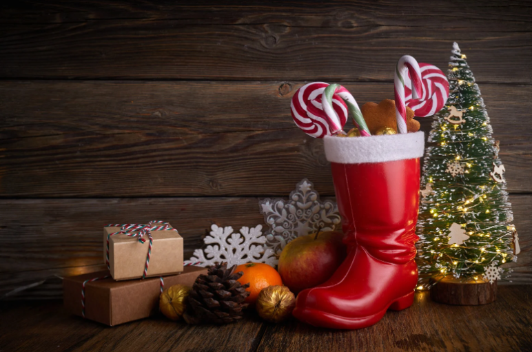 piros csizma tele ajándékokkal