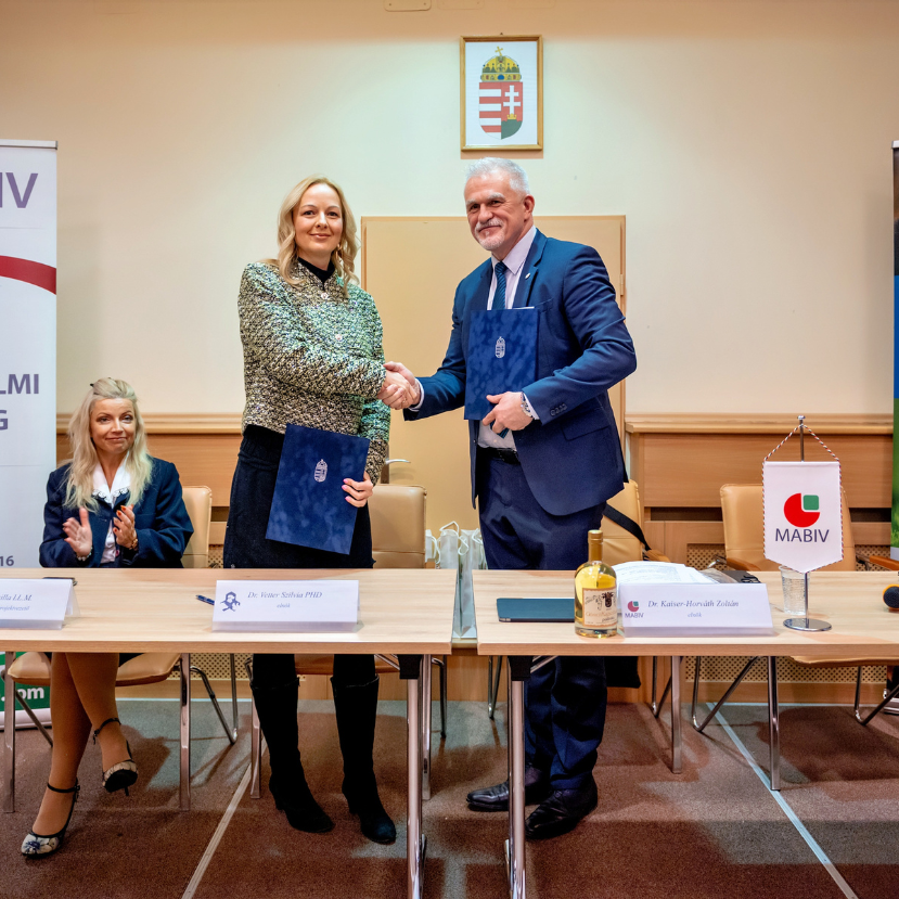 Két világ határán