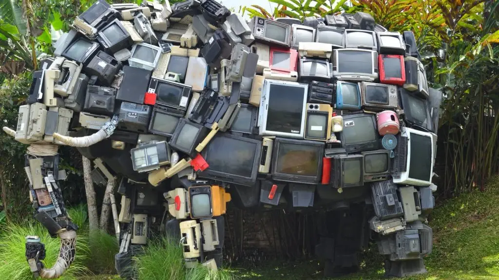 kidobott televíziókból készült szobor - trash art