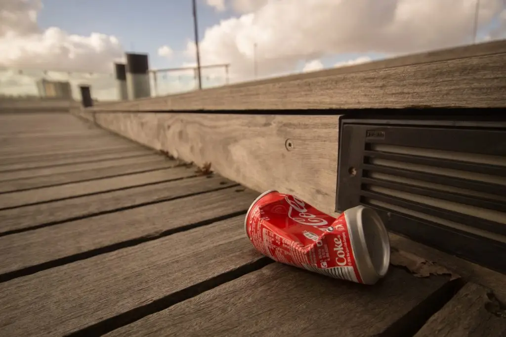 eldobott cola doboz