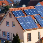 Egymást erősíti az elektromos autók és a napenergia terjedése