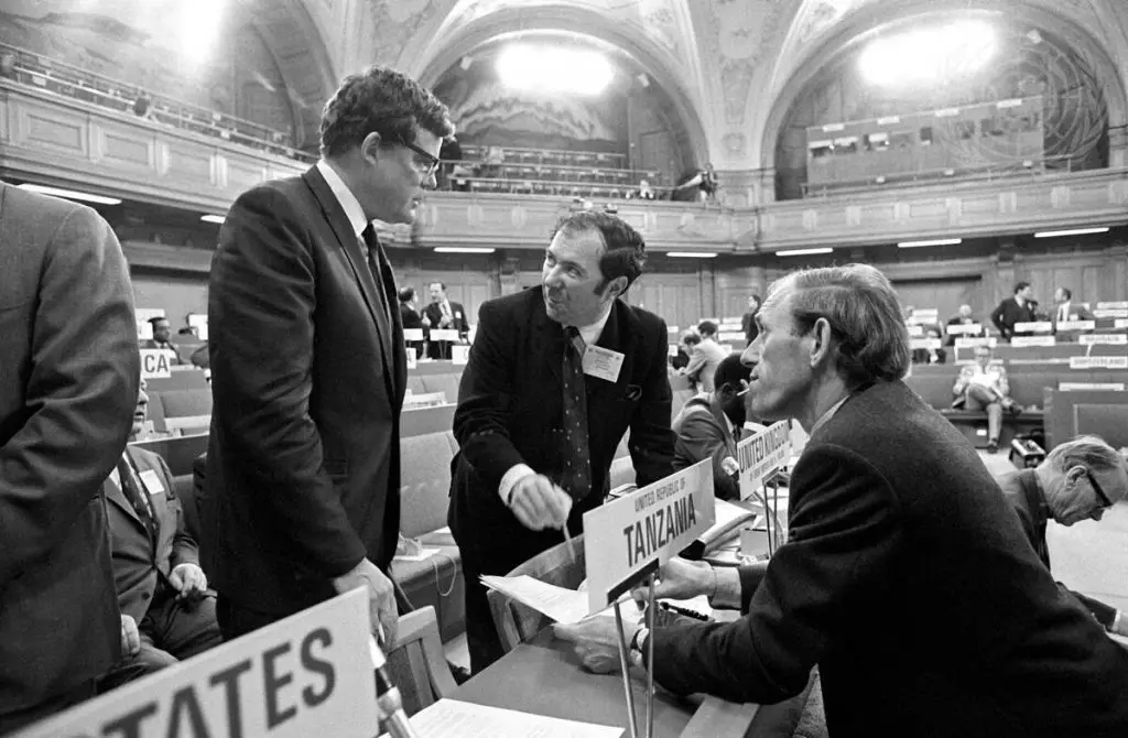 MacDonald az 1972-es ENSZ környezetvédelemről szóló konferenciáján. A képen balról jobbra: Gordon J.F. MacDonald (Amerikai Egyesült Államok), D.M. Kitching (Egyesült Királyság) and A. Van Tilburg (Hollandia).