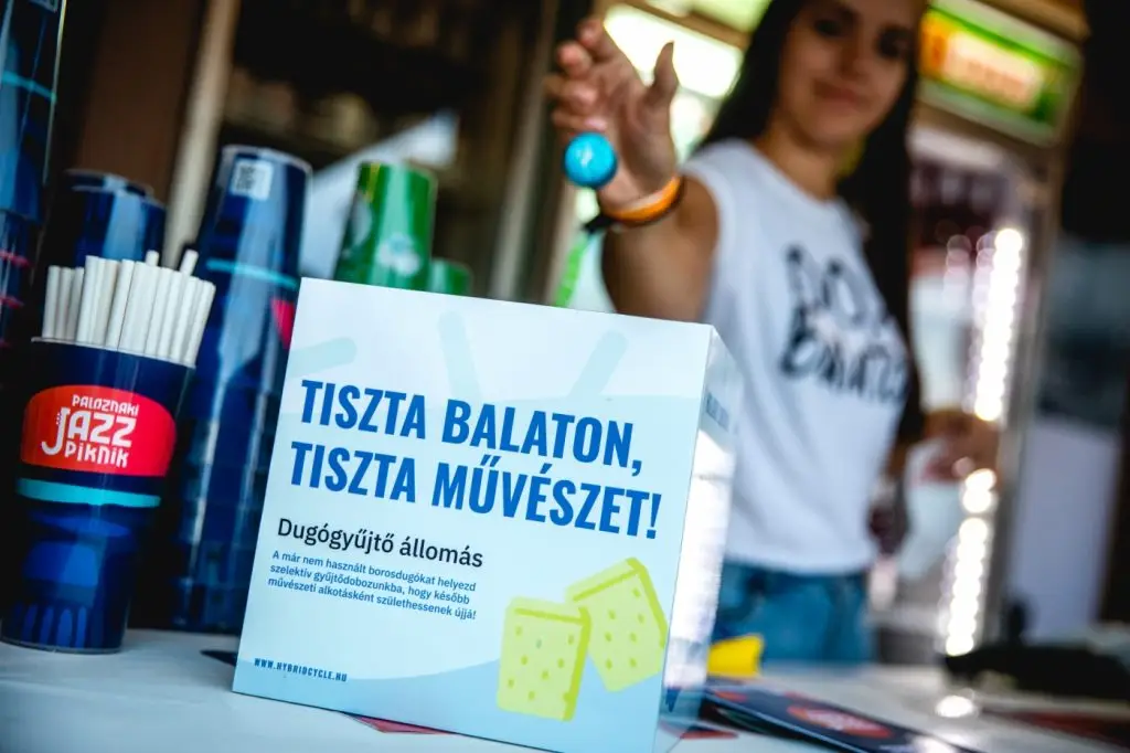 Kupakgyűjtés a Paloznaki Jazzpiknik ideje alatt