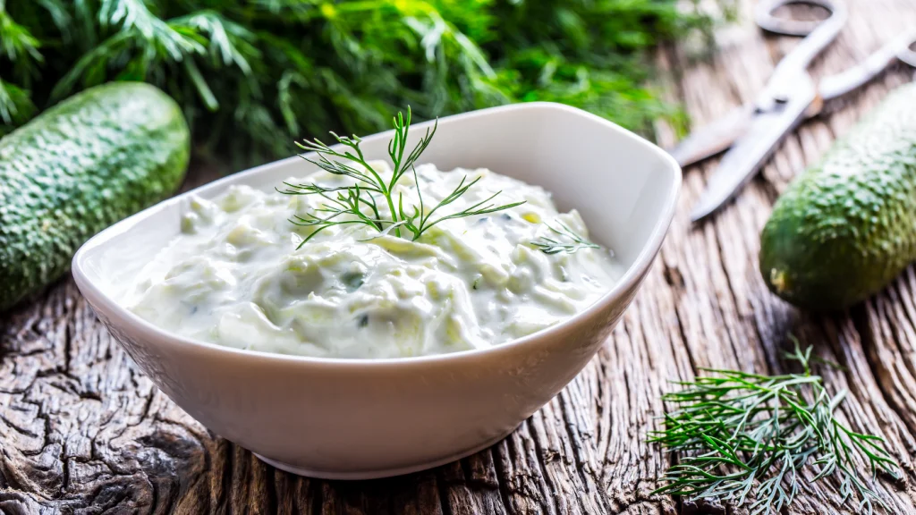 tzatziki uborka tál asztal