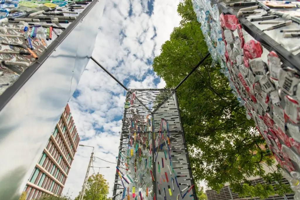 trash art szobor budapest bank