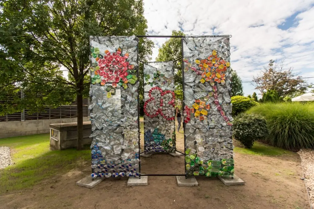budapest bank, trash art szobor