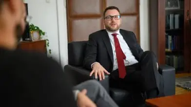 Lakossági napelemes fejlesztések támogatása, és ami mögötte van – Interjú Schanda Tamás államtitkárral