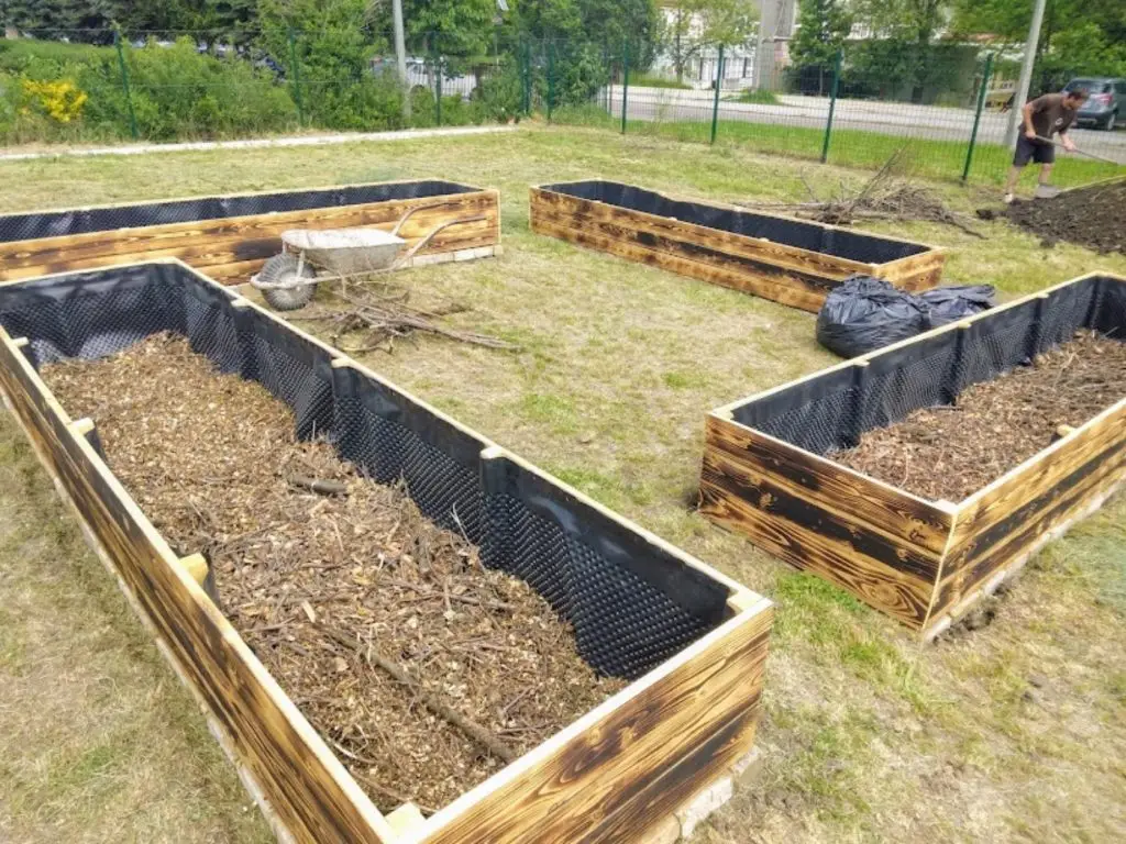 töltés második réteg: a gallyakra aprított ágnyesedéket halmozunk