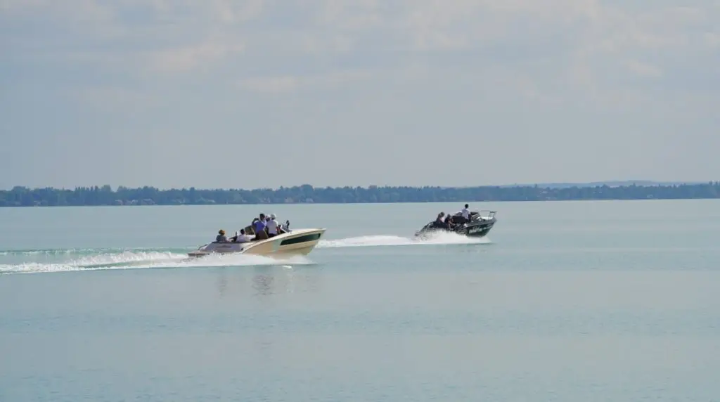 motorcsónakok