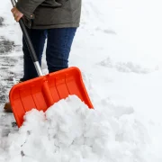 Fenntartható alternatívák a járdák és az utak sózására
