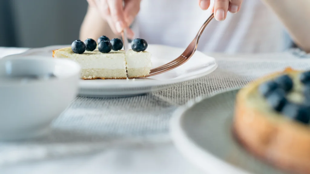cukormentes torta áfonya kéz tányér villa