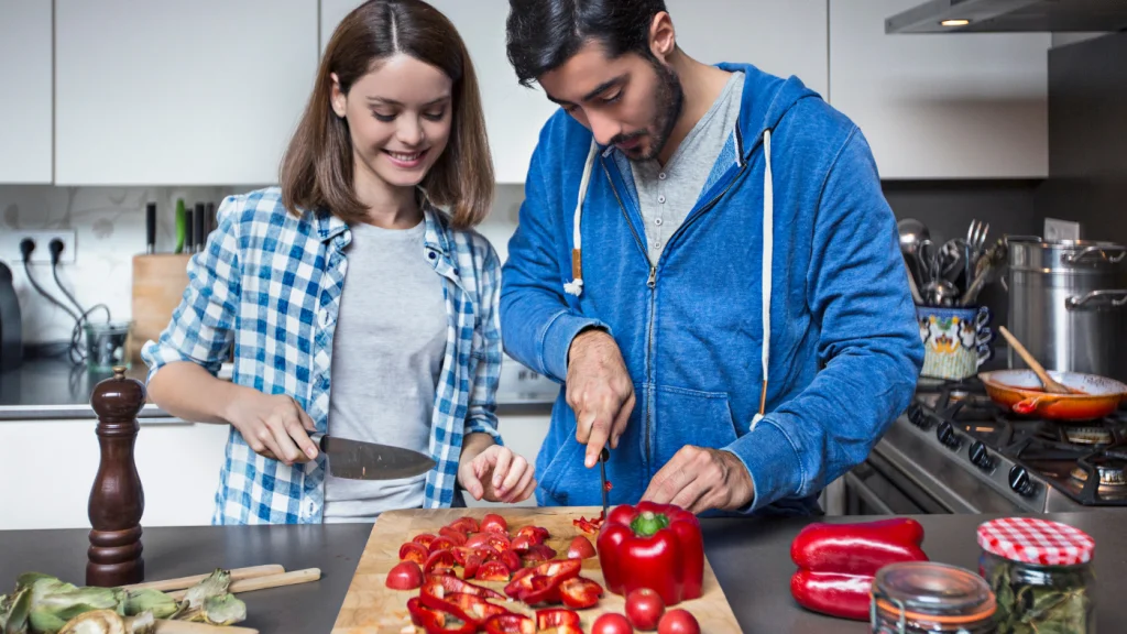 nő férfi főzés konyha paprika