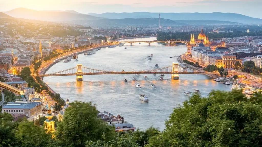 Budapest nyáron napfénybe borulva.