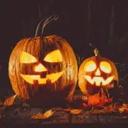 Halloween – Műanyag jelmezekkel és tökökkel teli kukák