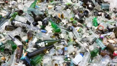 Az üveg söpörheti el a műanyagot