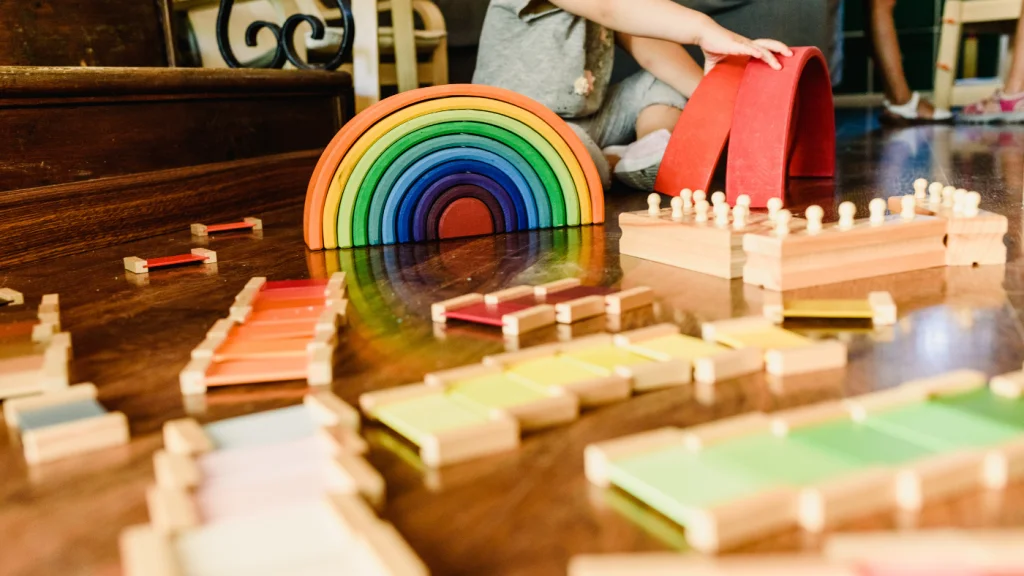 montessori játékok a padlón kigyerek játszik