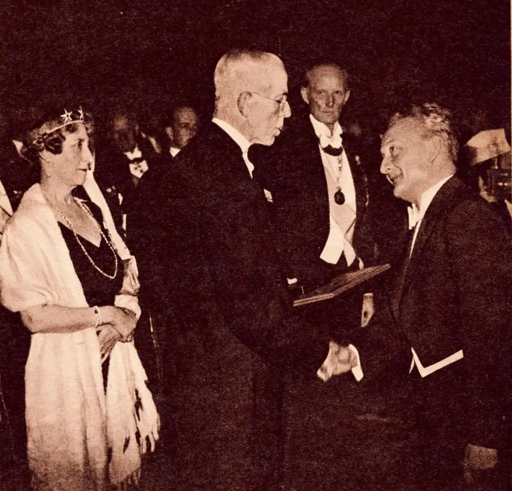Szent-Györgyi Albert átveszi a Nobel-díjat