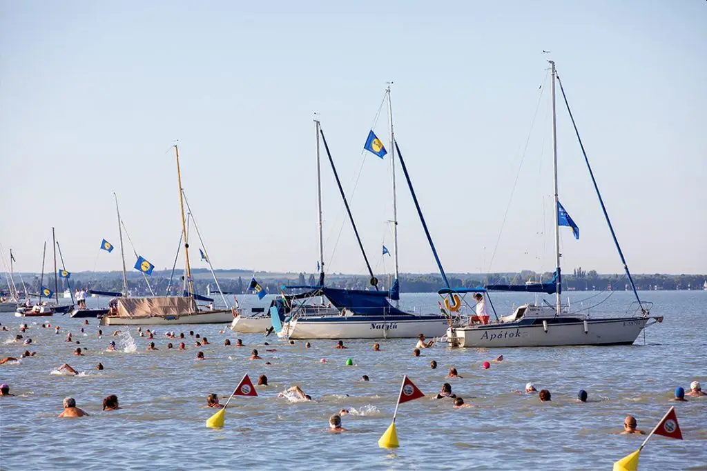 Balaton-átúszás