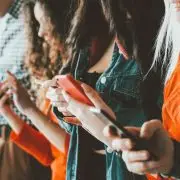 Digitális függőségünk kihat a mentális egészségünkre – Podcast