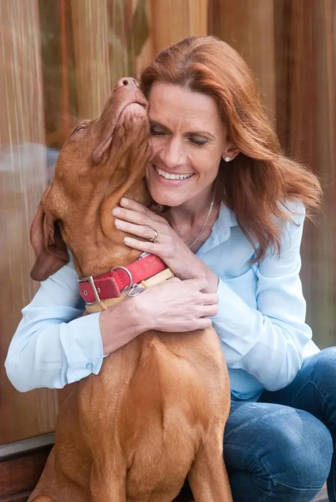 dr. Lubics Szilvia vizsla kutyájával. 