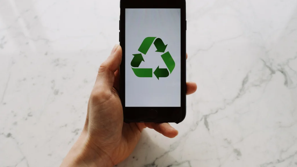 telefon recycling kéz