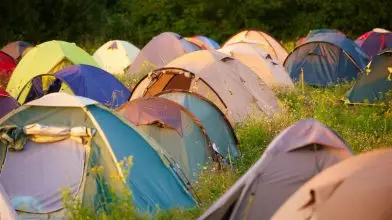 Kuka helyett rászorulókhoz kerülnek a Szigeten hátrahagyott sátrak