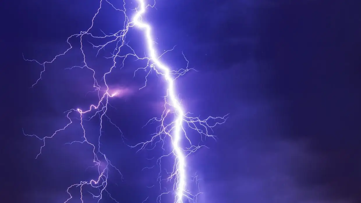 Záporokkal, zivatarokkal érkezik a hőségnek véget vető frontrendszer
