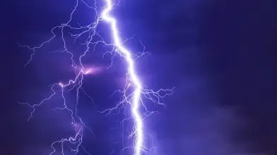 Záporokkal, zivatarokkal érkezik a hőségnek véget vető frontrendszer