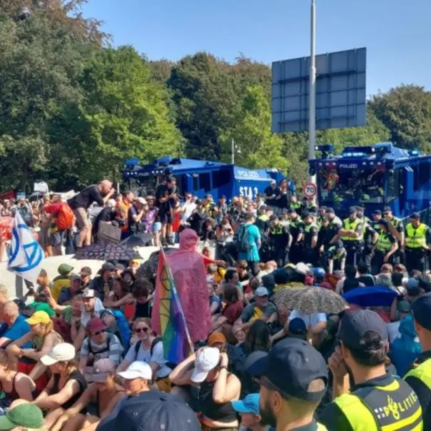 Hollandiában több mint 500 klímaaktivistát vettek őrizetbe
