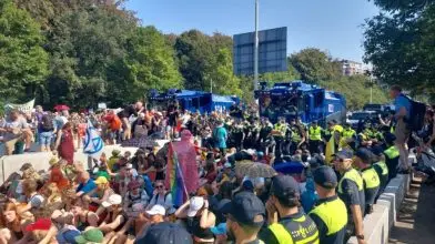 Hollandiában több mint 500 klímaaktivistát vettek őrizetbe