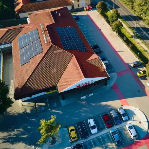 Folytatja napelemes beruházásait a SPAR