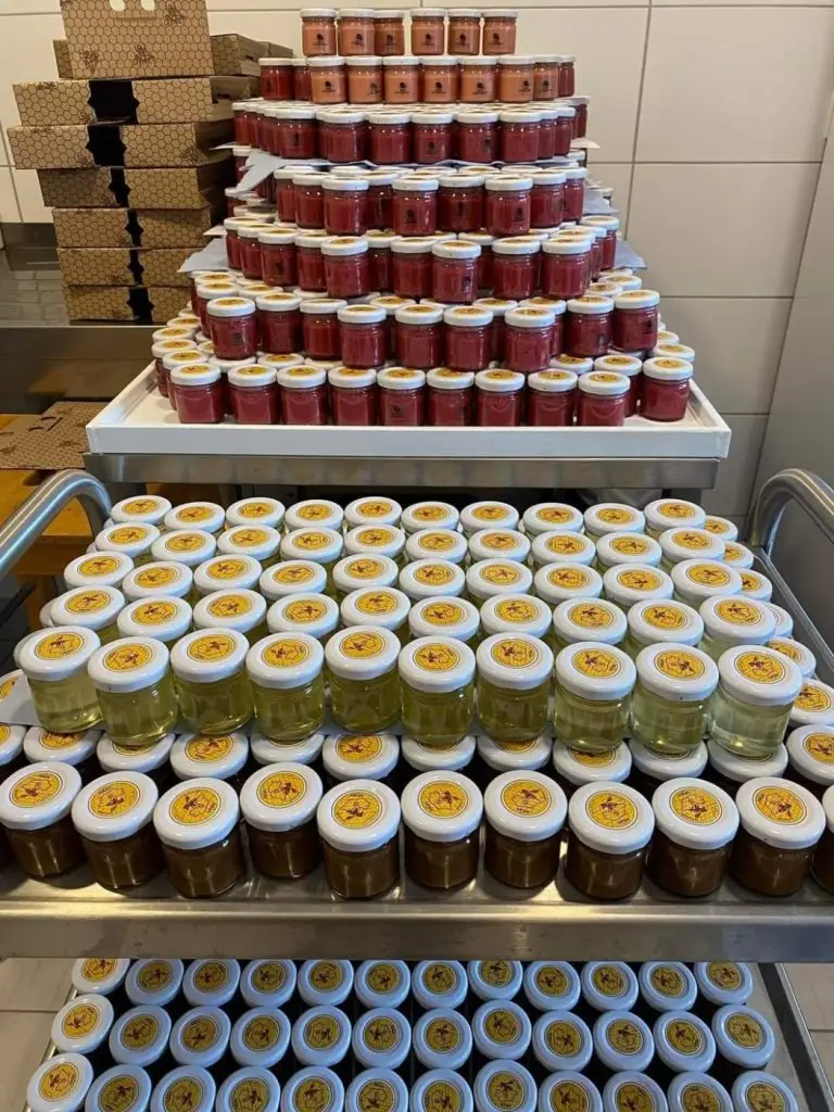 Több üveg méz