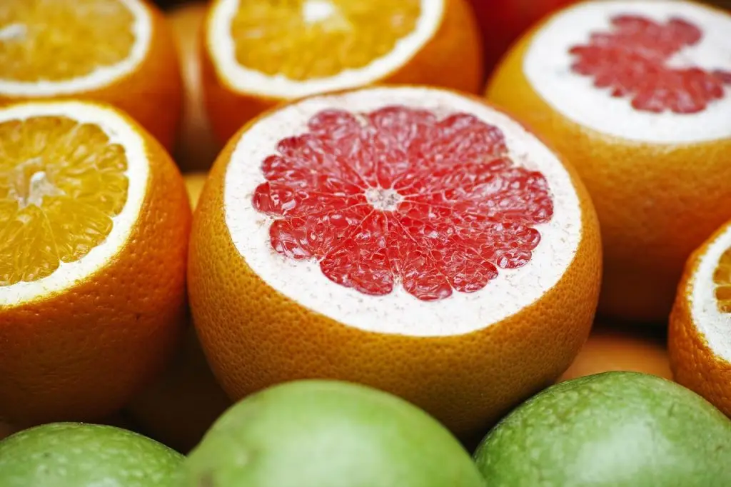 sok grapefruit, középen egy nagy félbevágott grapefruittal. 