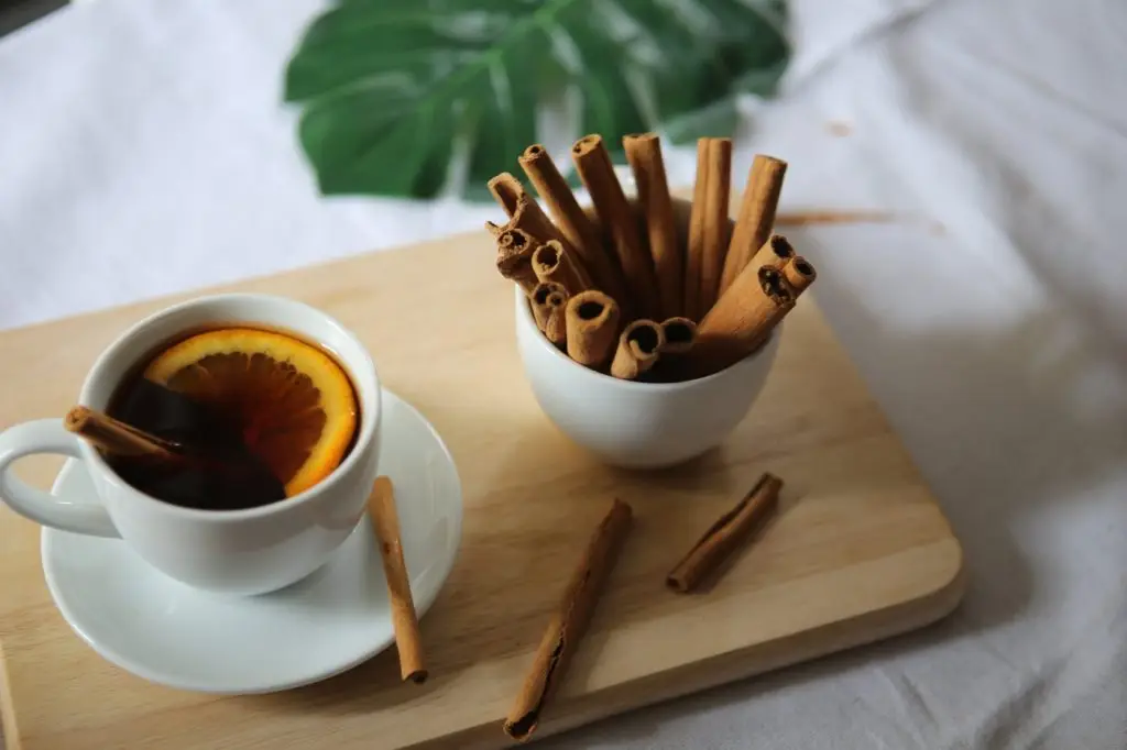 fahéjrudak és egy csésze fahéjas tea