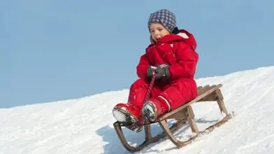 Mutasd meg gyermekeidnek, milyen jó szánkózni!
