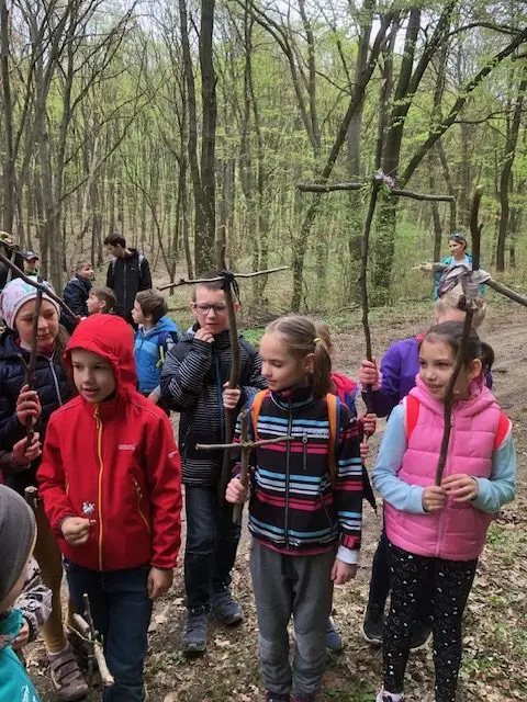 gyerekek fakeresztekkel 